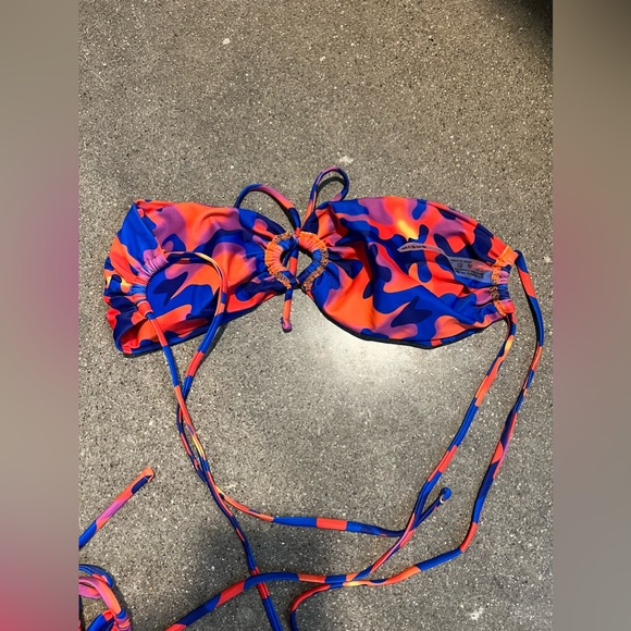 Bikini - Picture 2 of 2